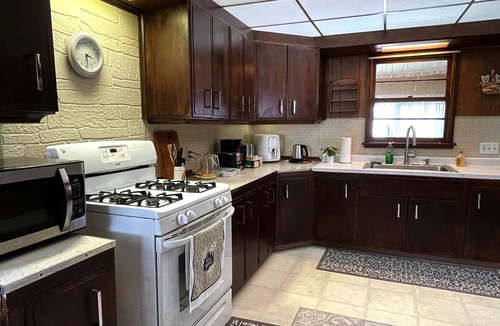 Cheektowaga House | Entire Home 3 Bedroom 1 Bath 6 Guests - Convenient Location close to Airport