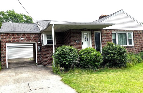 Cheektowaga House | Entire Home 3 Bedroom 1 Bath 6 Guests - Convenient Location close to Airport