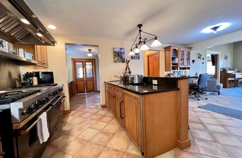 Manchester Center House | Escape to Shadow Peak Retreat: Your Luxurious Vermont Getaway