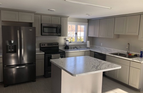 South Amherst House | Etinde House is located ten minutes from Umass, Amherst College, Hampshire mall, Mount Holyoke College and a minute from Hampshire College