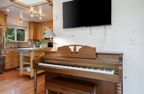 Sudden Valley Cabin | Evergreen Cabin- serene getaway close to mountain biking, hiking & skiing