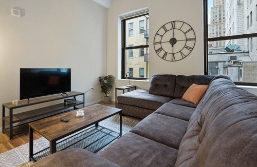 Downtown Cincinnati Condo | Experience Unmatched Luxury Living in this Modern Condo with Pool Access 841
