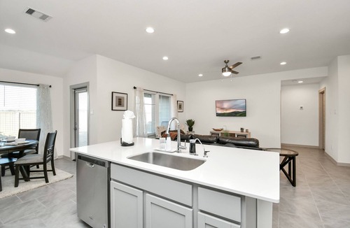 Barker House | Exquisite 3 bedroom house located in a very quiet area of Katy .