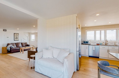 Rye House | Exquisite oceanfront home with fireplace, balcony, AC & W/D