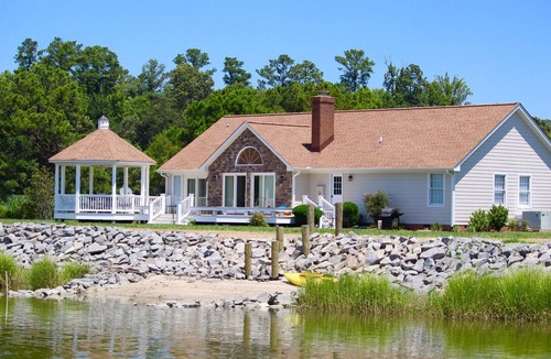 North House | Exquisite Riverfront Living! Newly renovated; convenient to historic sites.