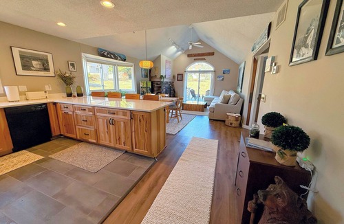 Bretton Woods House | F21 Warm Fairway Village Townhome, mountain views, large lawn, AC! Reliable wifi. So much to do!