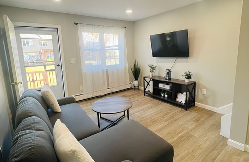Lebanon Condo | Fabulous 2-bedroom condo with back deck in charming Lebanon
