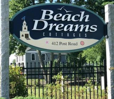 Ogunquit - Wells House | Fall Cottage that Sleeps 6 with 2 Bedrooms Sun Room Jaccuzi 1 Mile to Beach!
