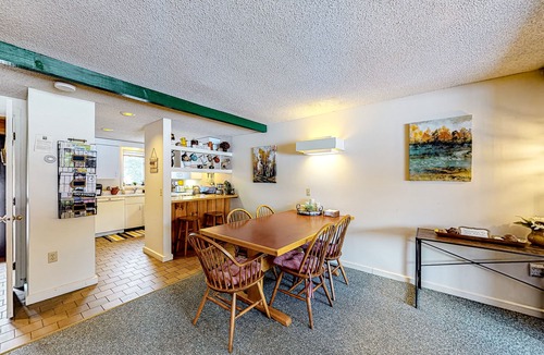 Stowe Area Condo | Family-Friendly Condo with Shared Pool/Hot Tub/Tennis, Patio, Fireplace, & WiFi