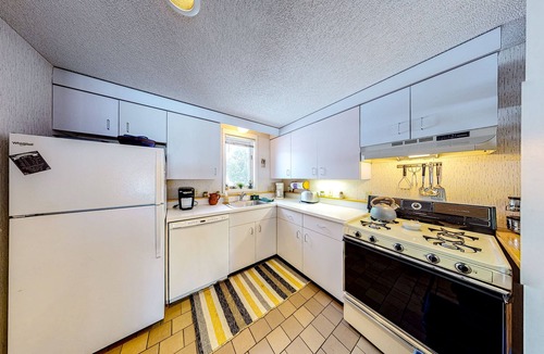 Stowe Area Condo | Family-Friendly Condo with Shared Pool/Hot Tub/Tennis, Patio, Fireplace, & WiFi