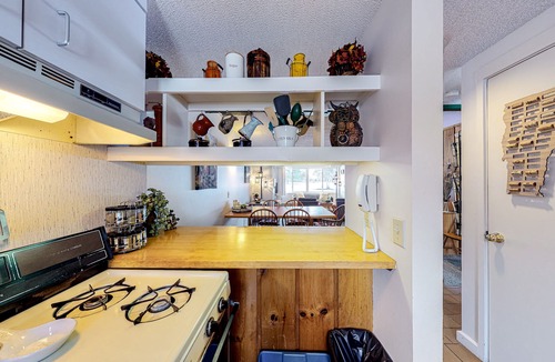 Stowe Area Condo | Family-Friendly Condo with Shared Pool/Hot Tub/Tennis, Patio, Fireplace, & WiFi