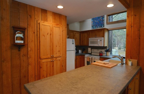 Black Butte Ranch House | Family Friendly Home: Large Deck, Forest Views, Fireplace, Close to Amenities.