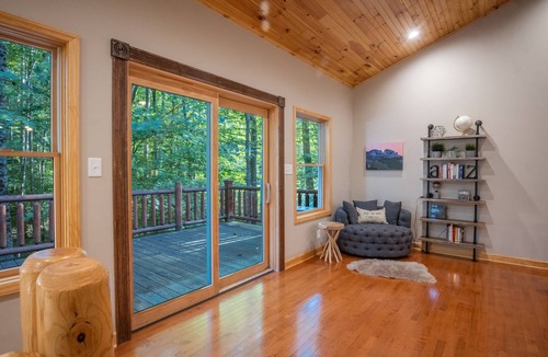 Fayetteville Cabin | Family-friendly spacious cabin in gated community overlooking the NRG Bridge
