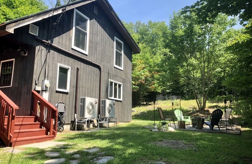 Londonderry House | Family/Pet Friendly Cabin w/Modern Upgrades: Minutes to Mountains, Farms, Lake