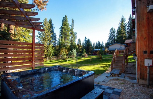 Ardenvoir House | Family Retreat with Mountain Views ★ Entertainment Room ★ Hot tub