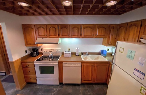 Bretton Woods Condo | FC44-1 minute walk from beginner ski trail, in the heart of Bretton Woods! Has A/C!