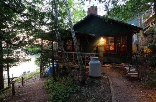 Colchester House | Finlays Cove on the Lake
