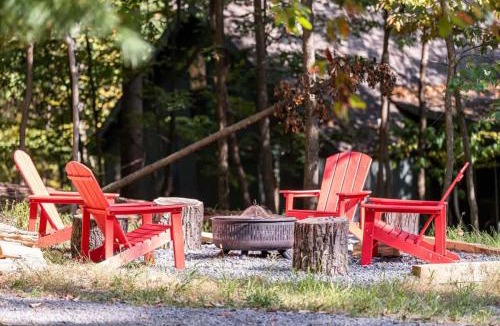 The Woods House | Fire Pit Arcade Games Deck Grill & Pool Access