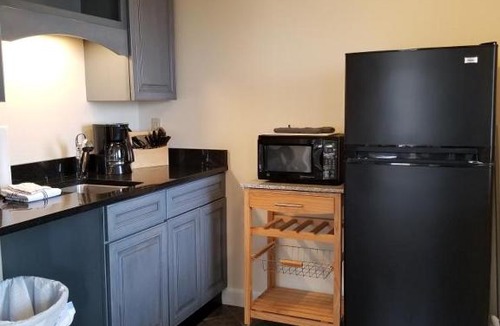 Edgecomb Apartment | First floor comfort and convenience Sheepscot Harbour Studio #207
