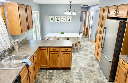 Rotterdam House | Five bedroom home with fully fenced yard and pool