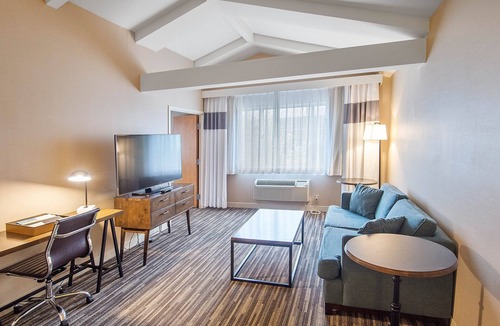 Plainview Hotel | Four Points by Sheraton Melville Long Island