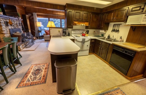 Montgomery Center Ski Chalet | Four-Season Chalet, Hiking, Skiing, 5 Minutes to Jay Peak, Vermont!