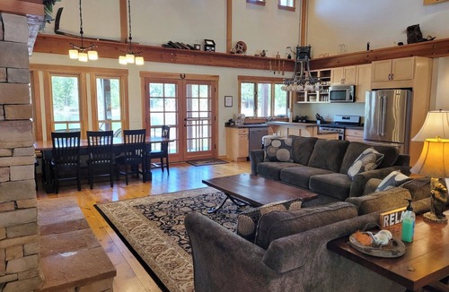 Mazama House | Four Sisters Lodge-Spacious 5-bedroom house in fabulous Mazama with WiFi, AC