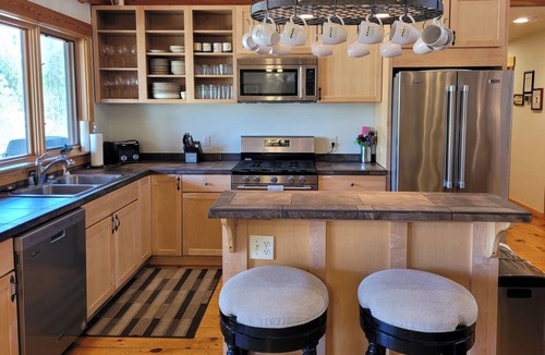 Mazama House | Four Sisters Lodge-Spacious 5-bedroom house in fabulous Mazama with WiFi, AC