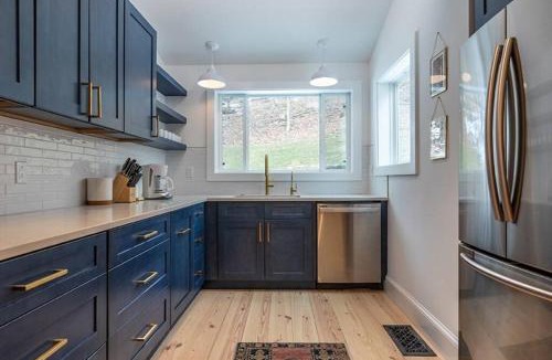 Manchester House | Franklin luxury Chalet w/guest house