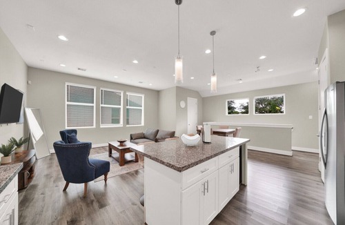 OST - South Union Apartment | Free Garage Parking with EV Charger! Downtown