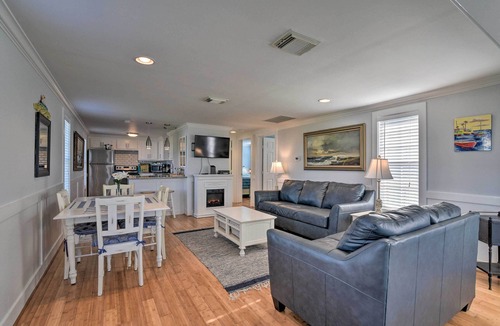 Galveston Cottage | Galveston Cottage w/Deck: Walk to Beach!