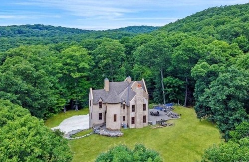 Garrison House | Garrison Castle Retreat 5B/4B Fireplace Pond Hike