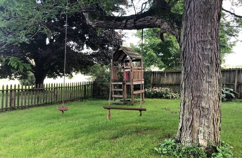 East Palmyra House | Gather HERE With Family & Friends! Private, cozy, fast WiFi