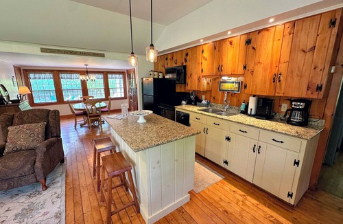 Easton Cottage | GC Cannon ski cottage 10 minutes from Franconia. Fire Pit, wifi, laundry, and dog friendly!