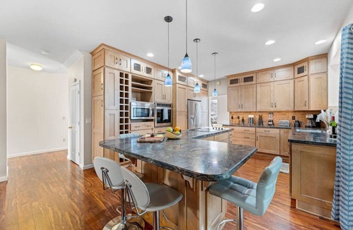Sparks House | Giant Jacuzzi Luxe 5 BD Home Pool Table Ping-Pong