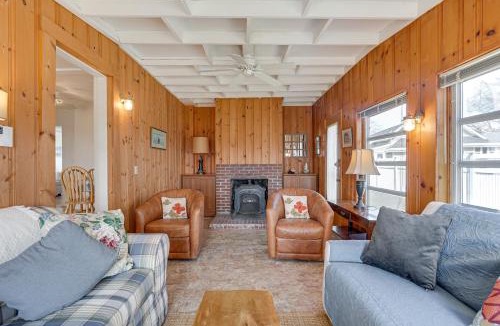 Gloucester House | Gloucester Home with Large Yard 1 Mi to Beach!