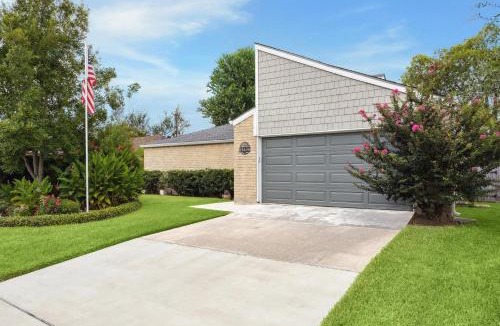 Clear Lake Villa | Gmas House 3 BR 2 BA House with fully Fenced Backyard