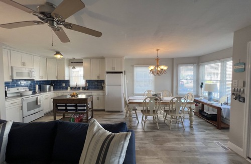 Gold Coast Condo | Gold Coast gem situated only one and a half blocks from the beach.