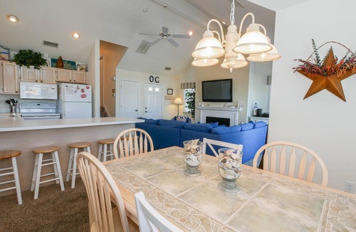Gold Coast Condo | Goldcoast-Steps to Beach 2nd Flr-3 bedrm/2 bths, Prvt Rooftop Dck w/Ocean Views!