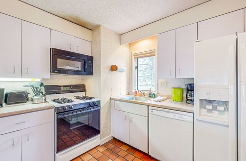 Stowe Area Condo | Golf course-front condo with loft, indoor & outdoor pools, hot tub, & game room