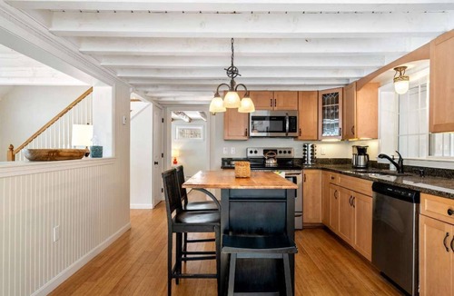 York Harbor House | Good Tidings, Stay for 8!