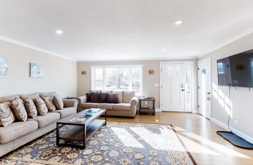 Hyannis House | Good Vibes on the Tides