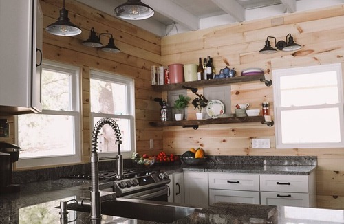 North Ferrisburgh Cottage | Gorgeous Lakehouse, Private Beach, Tranquil Scenery with Westerly Views