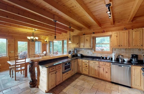 Wilmington House | Grand Jay Lodge, Ultimate Log Luxury, Stunning Views, Hot Tub & Sauna, EV Charger, 3D Tour