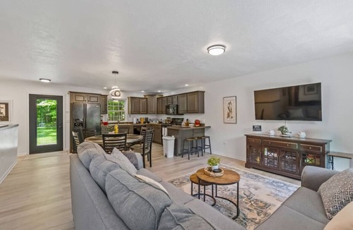 Howard House | Grand Ridge Grove: 3BR, 2.5BA Gathering Home