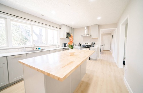 Great Falls House | Great Falls Cozy Getaway: 5BR/2BA Modern Retreat!