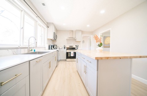 Great Falls House | Great Falls Cozy Getaway: 5BR/2BA Modern Retreat!