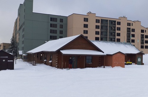 Snowshoe Apartment | GREAT Rates! STAY A WEEK FOR 30% OFF at Silver Creek Studio . Many Amenities!