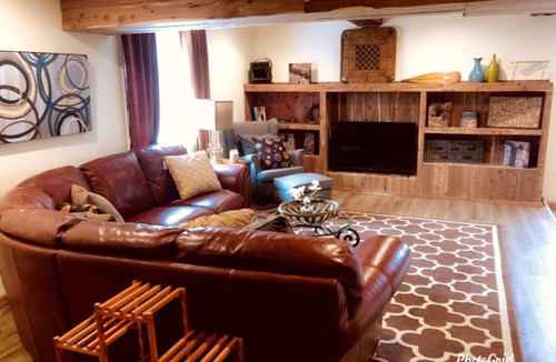 Strasburg Cabin | Great views, hike onsite, work remotely, huge smart TVs & hot-tub
