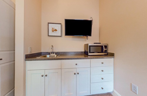 Proctorsville House | Ground-floor apartment with pool, hot tub, tennis & gym access - near skiing